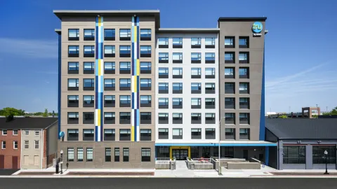 Tru by Hilton Baltimore Harbor East in Baltimora