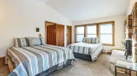 Pine Cone Trail by Avantstay Alpine Chalet + Decks + Game Room Near Ski + Lake - Homestays