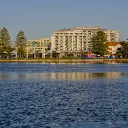 Oaks the Entrance Waterfront Suites
