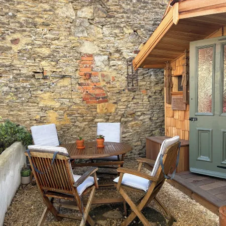 Cozy 2-bedroom House Rental in Frome, Somerset, UK