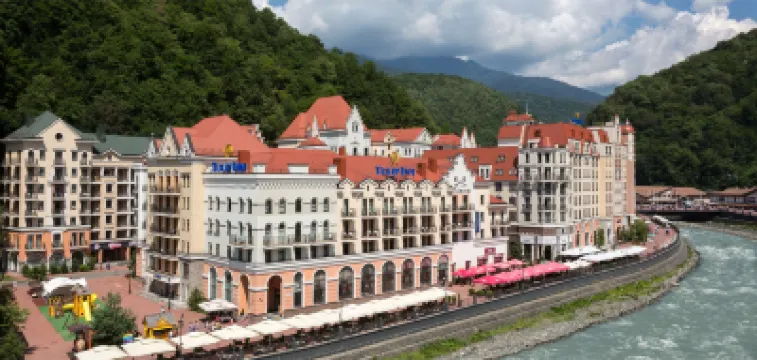 ทิวลิป อินน์ โรซา คูทอร์ โรงแรมใน