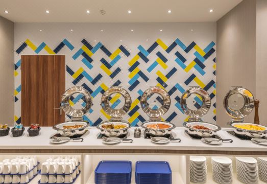 Hampton by Hilton Munich City Centre West의 현대적인 로비