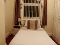 Oakwell Guest House Hotels in Carnaby