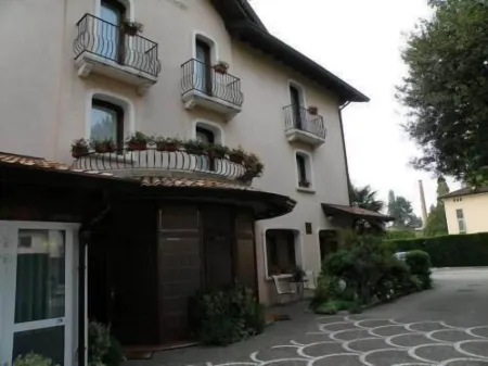 Hotel Villa Monica Отели рядом с достопримечательностью «Villa Varda»