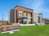 La Quinta Inn & Suites by Wyndham Shorewood Hotels in Will County