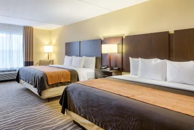 Comfort Inn & Suites Hotels near Moll Dyer Rock