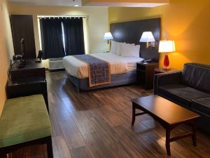 Days Inn & Suites by Wyndham Tampa / Raymond James Stadium