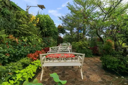 Labuana Homestay & Cafe Garden Отели в г. Makassar District