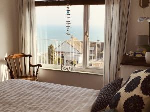 Lovely 1-Bed Apartment with Stunning Sea Views