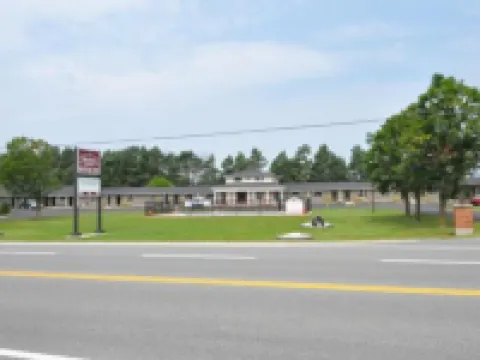 Colonial House Motor Inn Hotels in Lanark County