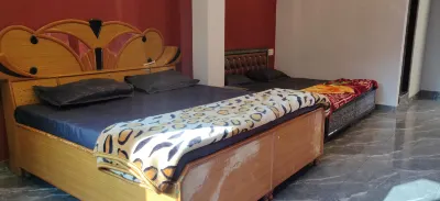 Shanti Cafe & Hostels Hoteles cerca de SANDHYA HOME STEY RASOL