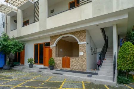 Hotel Heryon Yogyakarta Отели в г. Umbulharjo