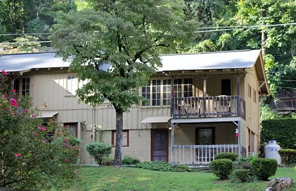 傍晚影河小屋旅館