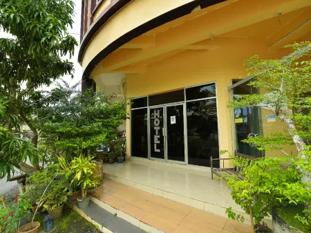 Super OYO 90494 Sam Huat Hotel