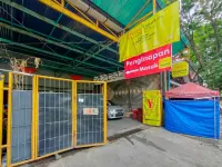 Yellow Sapphire RedPartner near Mayjend Sungkono Hotel di Jajar Tunggal