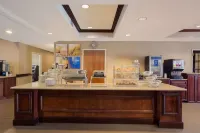 Comfort Suites Near University - Desayuno