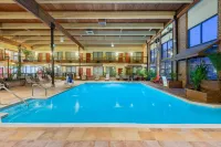 Wyndham Garden York - Pools