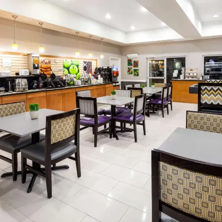 La Quinta Inn & Suites by Wyndham Laredo Airport