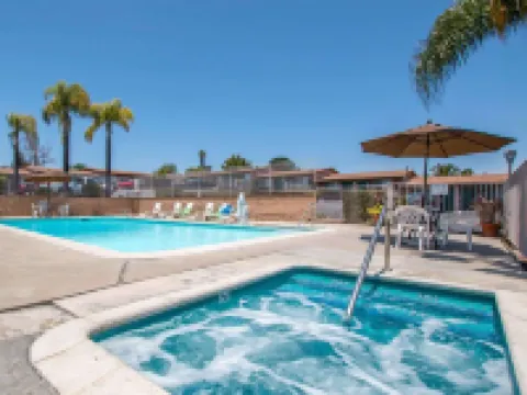 ロードウェイ イン フォールブルック ダウンタウン フォールブルックのホテル