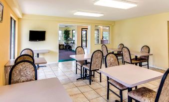 Rodeway Inn & Suites Hwy 290 NW