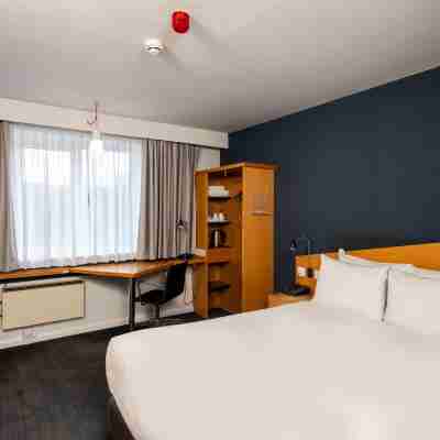 Holiday Inn Express Newport Rooms