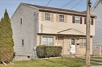 Cozy Allentown Home, 2 Mi to Hamilton District! Các khách sạn gần Martin Art Gallery
