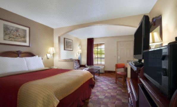 Days Inn & Suites by Wyndham Tuscaloosa - Univ. of Alabama