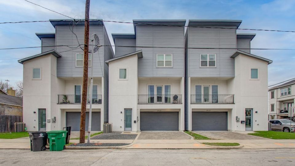 Cozy Downtown Modern Townhome