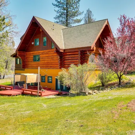 Deck, Grill and River Access California Escape!