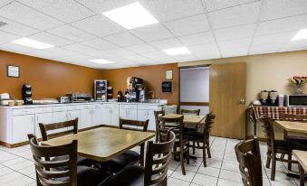 Econo Lodge Inn & Suites