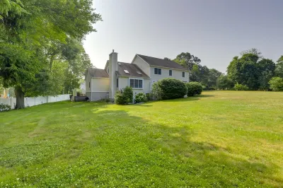 5-star Luxurious 4 Bedroom Home by the Beach and Minutes from Mystic Отели рядом с достопримечательностью «Парк штата Харкнесс Мемориал»