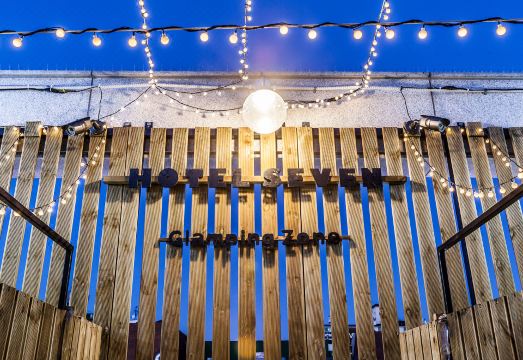 인천 세븐호텔의 현대적인 외관 또는 로비