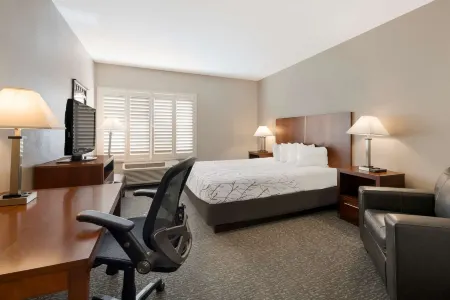 Best Western Lanai Garden Inn  Suites Отели рядом с достопримечательностью «Хэппи Холлоу парк и зоопарк»