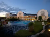 The Monarch Hotel - С бассейном