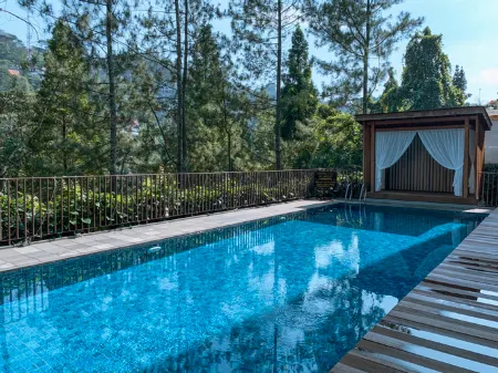 Mentari Hill View Villa 8 Bedrooms with a Private Heated Swimming Pool and a Movie Room