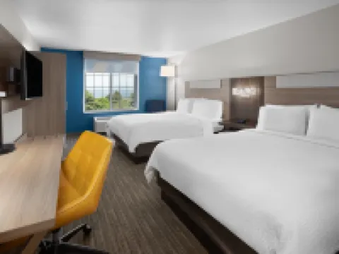 Holiday Inn Express & Suites ACME -特拉弗斯城 阿克米酒店