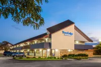Travelodge by Wyndham Peoria - 3-Star