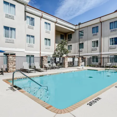 Holiday Inn Express & Suites MARSHALL by IHG