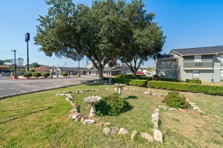 Americas Best Value Inn Brenham Отели в г. Бренхем