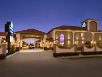 Days Inn & Suites by Wyndham Houston Hobby Airport Hotels near William P. Hobby Airport