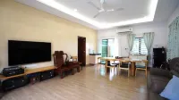 Voon Cottages@Pinjistation | Private Pool | 10pax Hotel di 