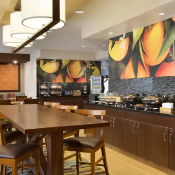 Fairfield Inn & Suites Colorado Springs Air Force Academy Отели рядом с достопримечательностью «Парк Коттонвуд Крик»