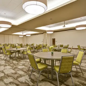 Home2 Suites by Hilton Dallas Downtown at Baylor Scott & White Отели рядом с достопримечательностью «Аквариум Даллас Уорлд»