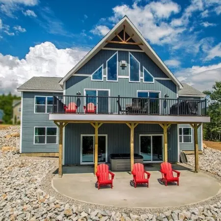 Luxury 3700 sf Home with Mountain Views, Hot Tub, Sauna, Game Room