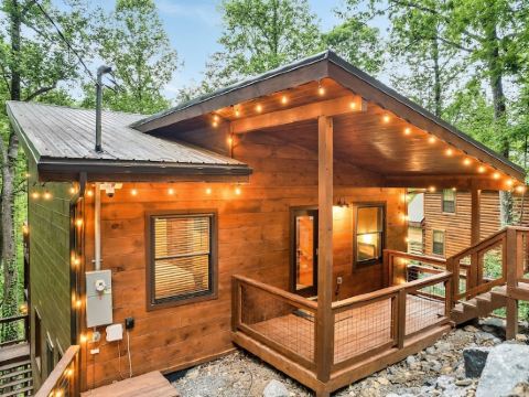New Romantic Cabin with Hot Tub, Pool Table, and Double Deck; 4 Mins to Parkway