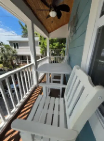 Cozy Guesthouse, Walk to Historic Downtown, Shop & Dine.