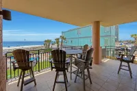 Gulf Front Corner Unit at SeaChase Resort with STUNNING VIEWS! - NEWLY FURNISHED