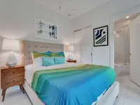 BEACH ACCESS MODERN TOWNHOUSE! Pool, Spa and Gym!