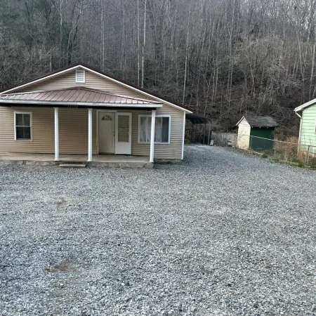 Papa Bear's Den!The perfect location to visit the trails”