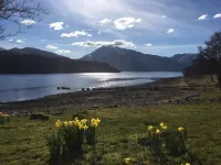 Dog-friendly lochside chalet with balcony, stunning mountain views!